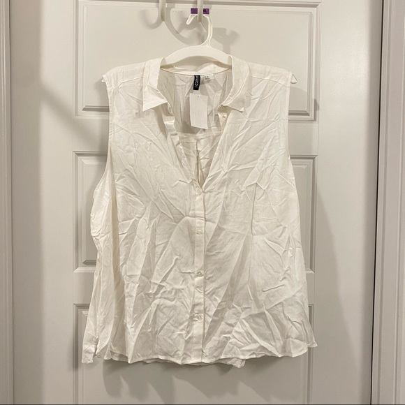 ✨SOLD✨ H&M divided sleeveless button up - Picture 4 of 6